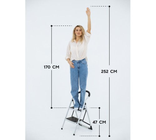 Стремянка 2-х ступенчатая Alterno с широкими антискользящими ступенями. 